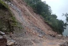 Photo of बदरीनाथ हाईवे पर फिर बाधित, उमटा के पास पहाड़ी से आया भारी मलबा