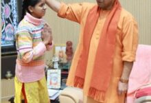 Photo of कानपुर से पैदल पहुंची दिव्यांग खुशी से सीएम योगी ने की मुलाकात