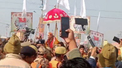 Photo of मौनी अमावस्या पर संगम तट पर विवाद: स्वामी अविमुक्तेश्वरानंद के रथ को संगम जाने से रोका