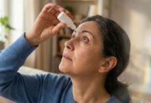 Photo of आई ड्रॉप डालने के बाद कहीं आप भी तो नहीं झपकाते बार-बार पलकें?