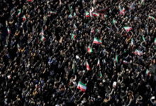 Photo of खामेनेई की मौत के बाद ईरान में भारी उथल-पुथल, सड़कों पर उतरे जश्न और मातम में डूबे लोग